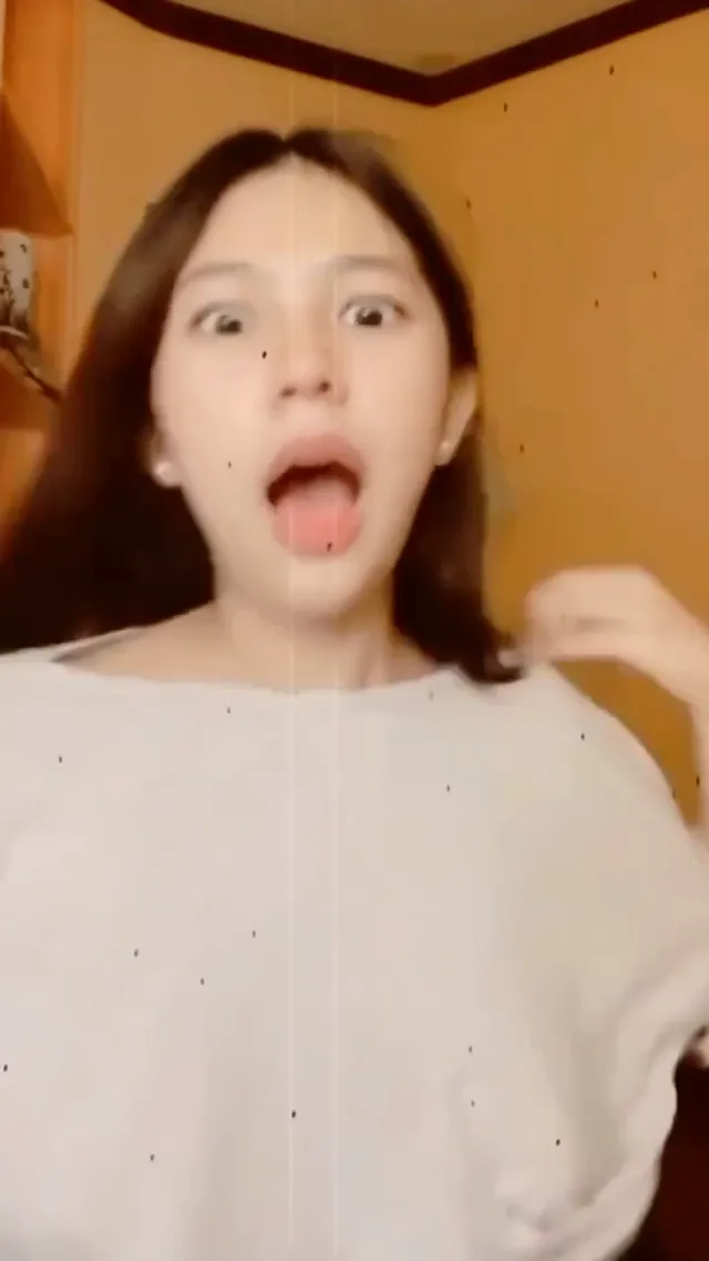 女的拍視頻拍到忘了自己走光露出，當她知道後這驚恐的表情太好笑
