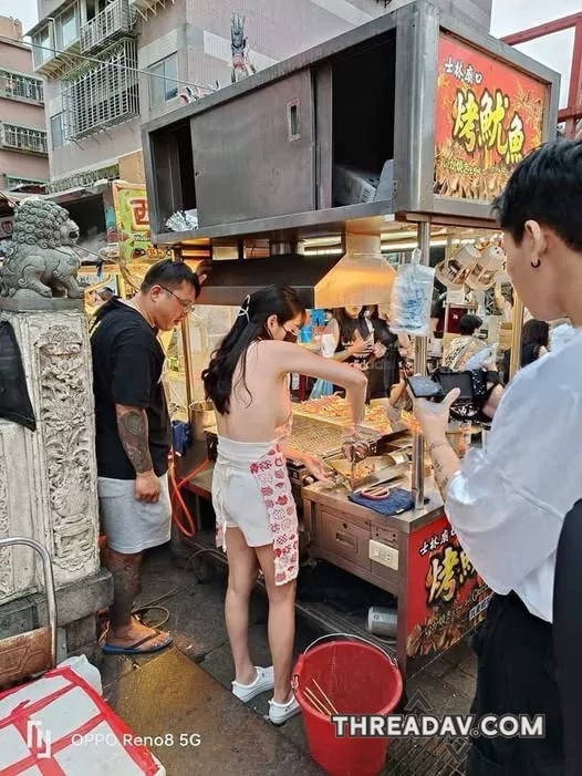 我相信大家一定都是衝著魷魚好吃來排隊買，絕對不是老闆娘露出的關係