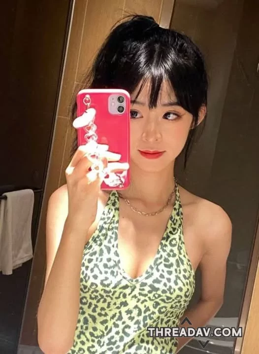 這身綠色豹紋裝會不會太騷，其實我私下的樣子也跟這身衣服一樣
