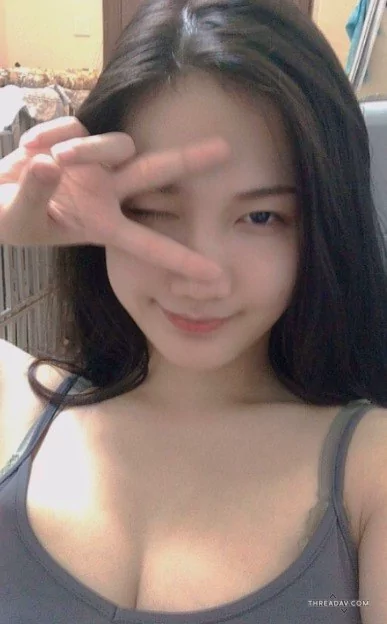 笑容藏著溫柔，手勢卻讓人心癢