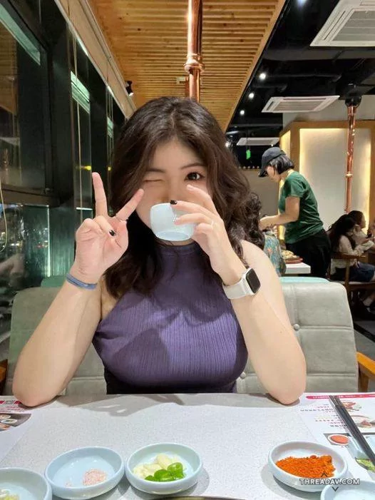 猜猜我在哪裡吃飯呢，這個桌子的高度剛好我的奶子可以放上去
