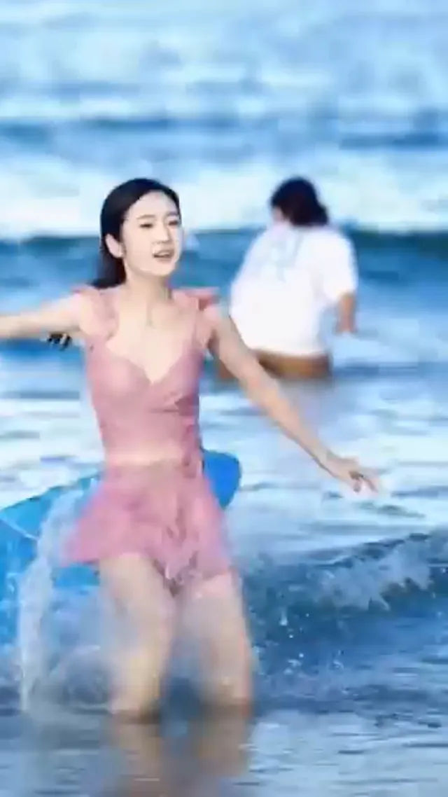 衝個浪穿的太性感了，跌下來還抖奶，還露出美臀，她溼了我硬了