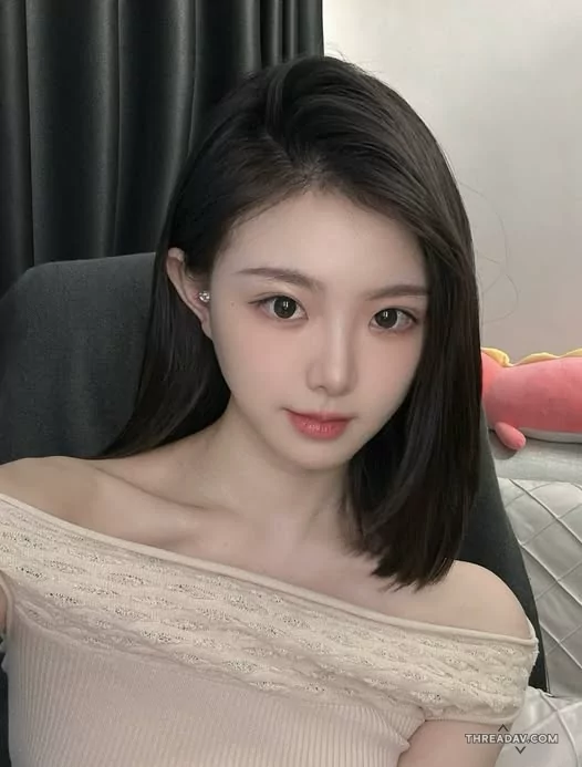 穿著露肩衣，鏡頭裡的她太讓人著迷