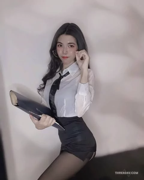 走OL風格加上誘人黑絲誰能抵擋的了，解開扣子露出巨乳更不行了