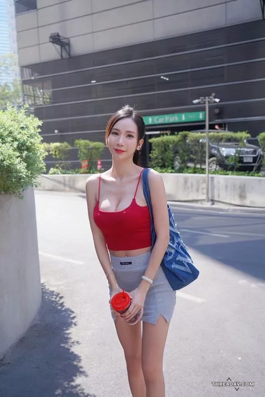 高顏值極品美女御姐，這樣的爆乳大奶子真是巨，都能夾三本書了