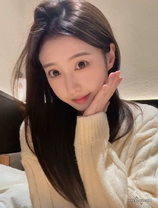 超級高顏值甜美系美女，光是這樣托著臉的樣子就好可愛