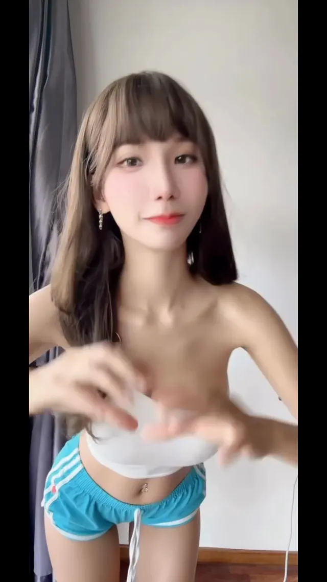 身材真是性感，爆乳巨乳大奶高顏值美女跳起舞來真是騷樣滿滿