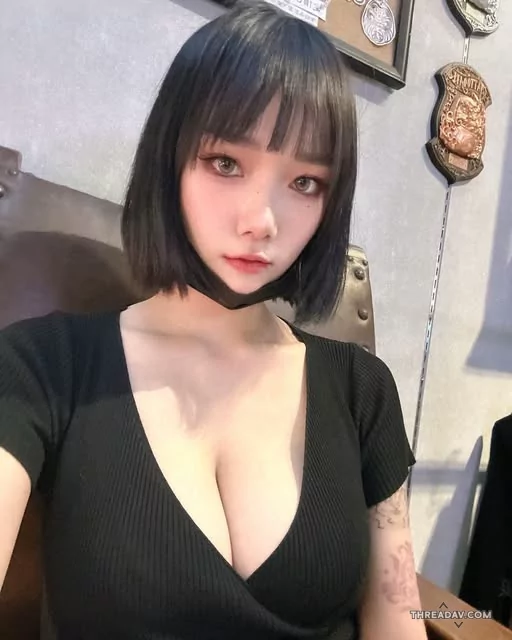 短髮爆乳妹的奶子還真是大巨乳，感覺揹了兩顆足球在身上