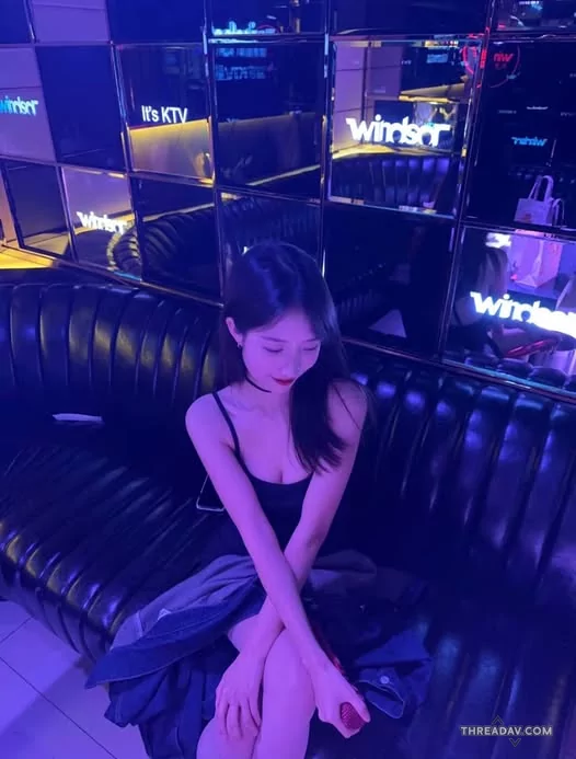 一個人在唱歌好無聊呀~有沒有人可以來一起聊天喝喝飲料的呢，我今天穿的可露的呢