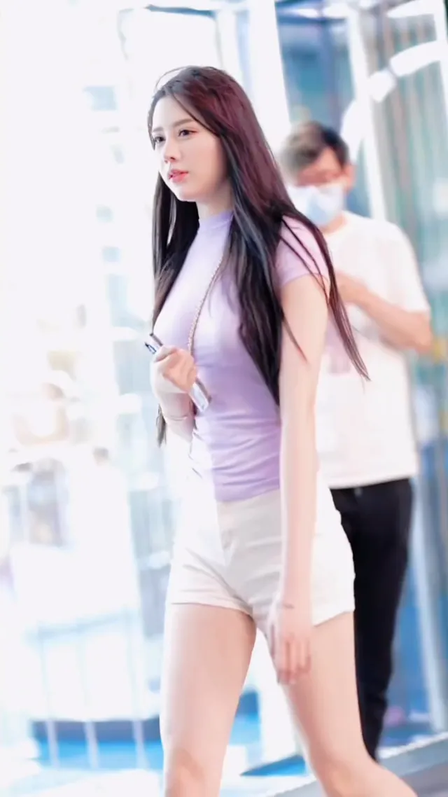 逛街剛好看到美女妹子，奶子真大長腿真美，忍不住偷拍下
