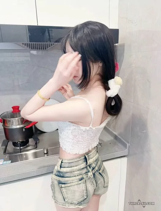 我在家都穿這樣蕾絲內衣煮飯很正常吧，被朋友說我太性感想勾引人