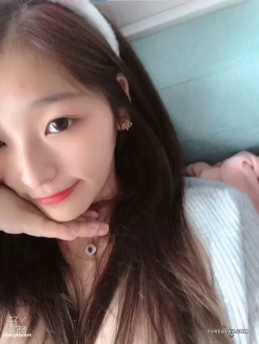 就算只露出半張臉也遮不住我的甜美可愛，大家都說我很清純氣質，真的嗎