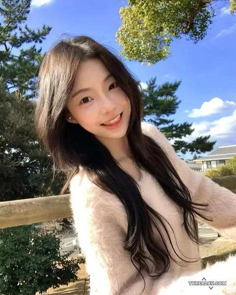 甜美可愛的少女，笑容真是迷人，看起來年紀很小身材卻很好