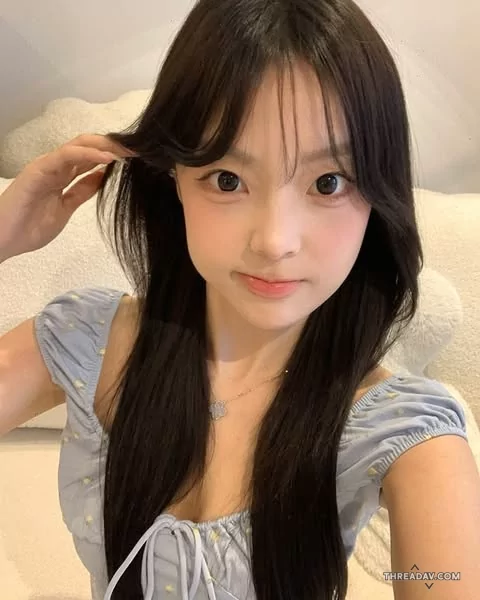 甜美可愛的少女，笑容真是迷人，看起來年紀很小身材卻很好