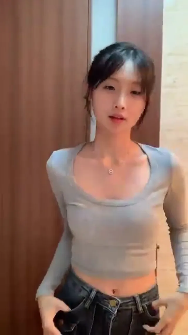 【threadav 限定 】ig:@esther_khaili 长痘痘了，也不影响她的颜值