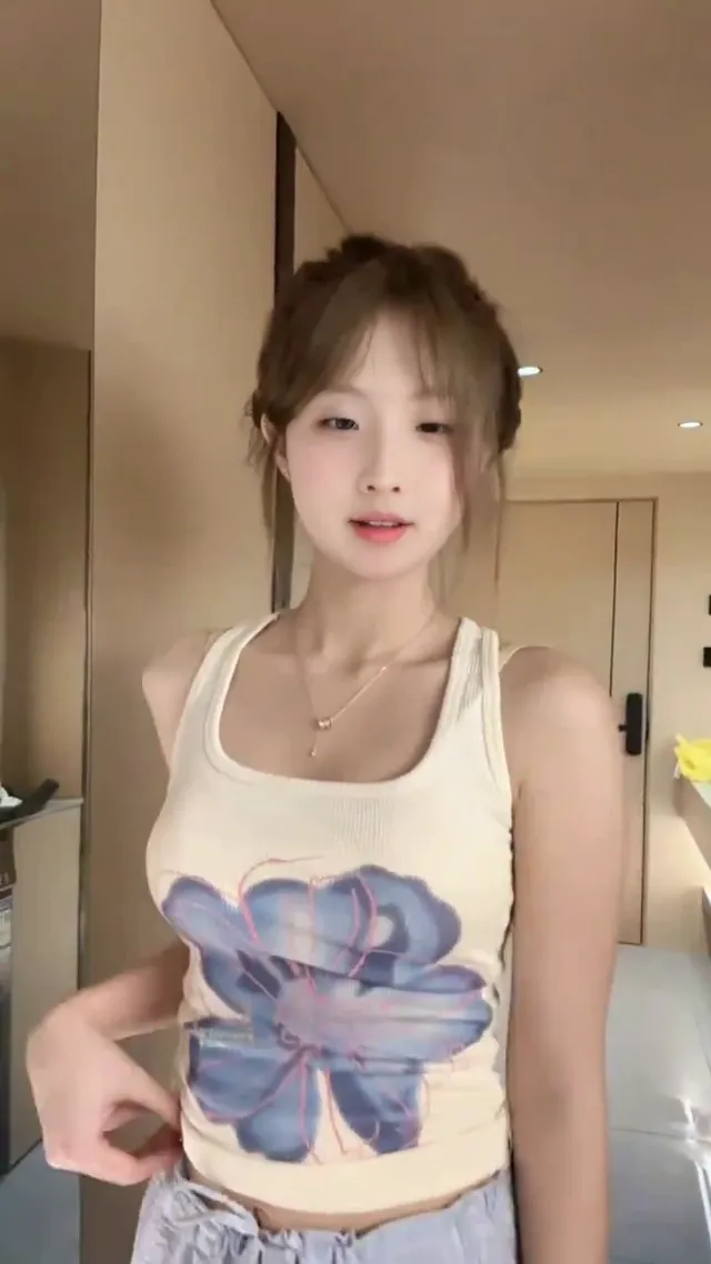 【threadav 限定 】ig:@esther_khaili  眼镜妹都不爱戴眼镜了😭