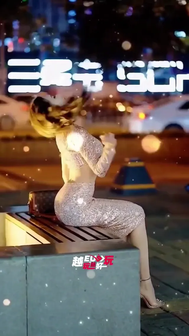 无敌曲线的小姐姐不知道在等谁呢