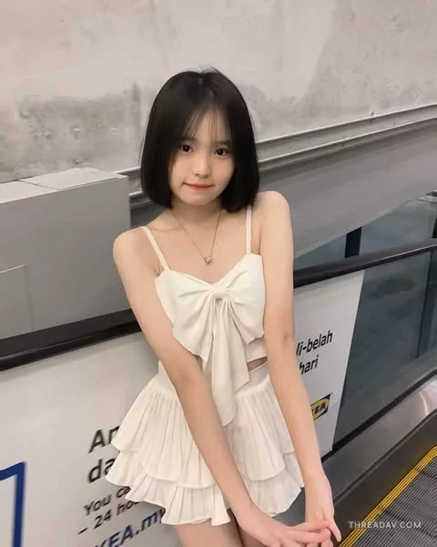 這五官怎麼可以那麼小朋友蘿莉樣，無辜的表情真的會想讓人對她壞壞