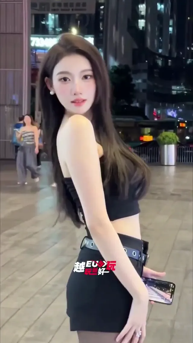 高挑模特美女，這黑絲走在街頭上真是令人想偷看多一點，這回頭的笑容真性感