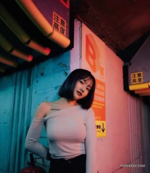 這燈光自拍好感覺，但又好像一個童顏巨乳妹站街在勾引