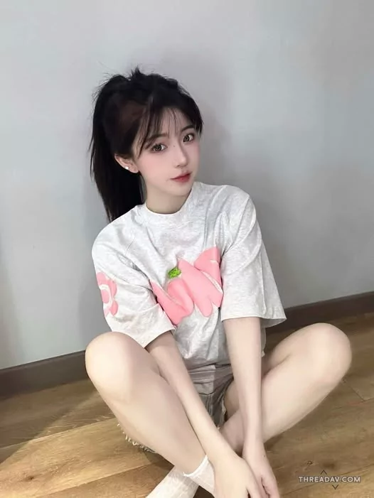 這麼白皙的美腿好性感，臉蛋也好少女，帶著清純青春感