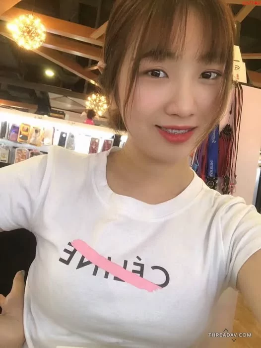 這張自拍照感覺我的胸部好像是巨乳，說實話也不小，柔軟程度等你來體會