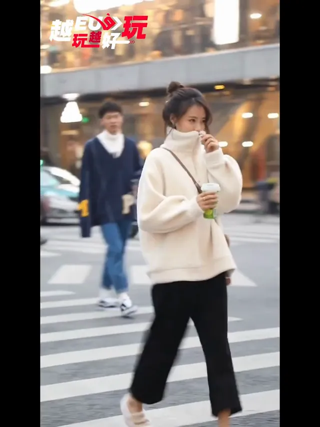 这穿搭也遮掩不了她的美