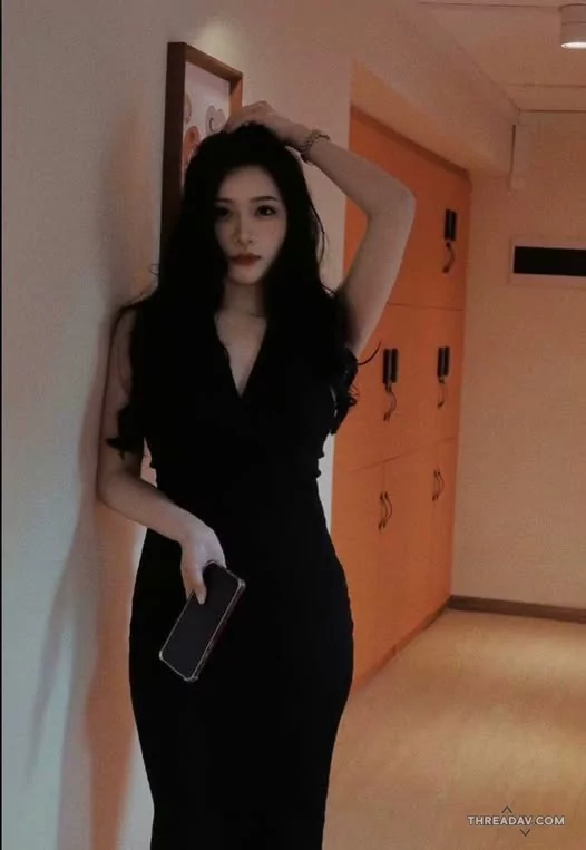 黑色是她的語言，每一吋都在說性感，是讓人不自覺屏息的瞬間