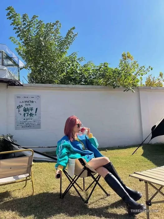 腿的存在感就讓人移不開眼，連陽光都忍不住多看兩眼