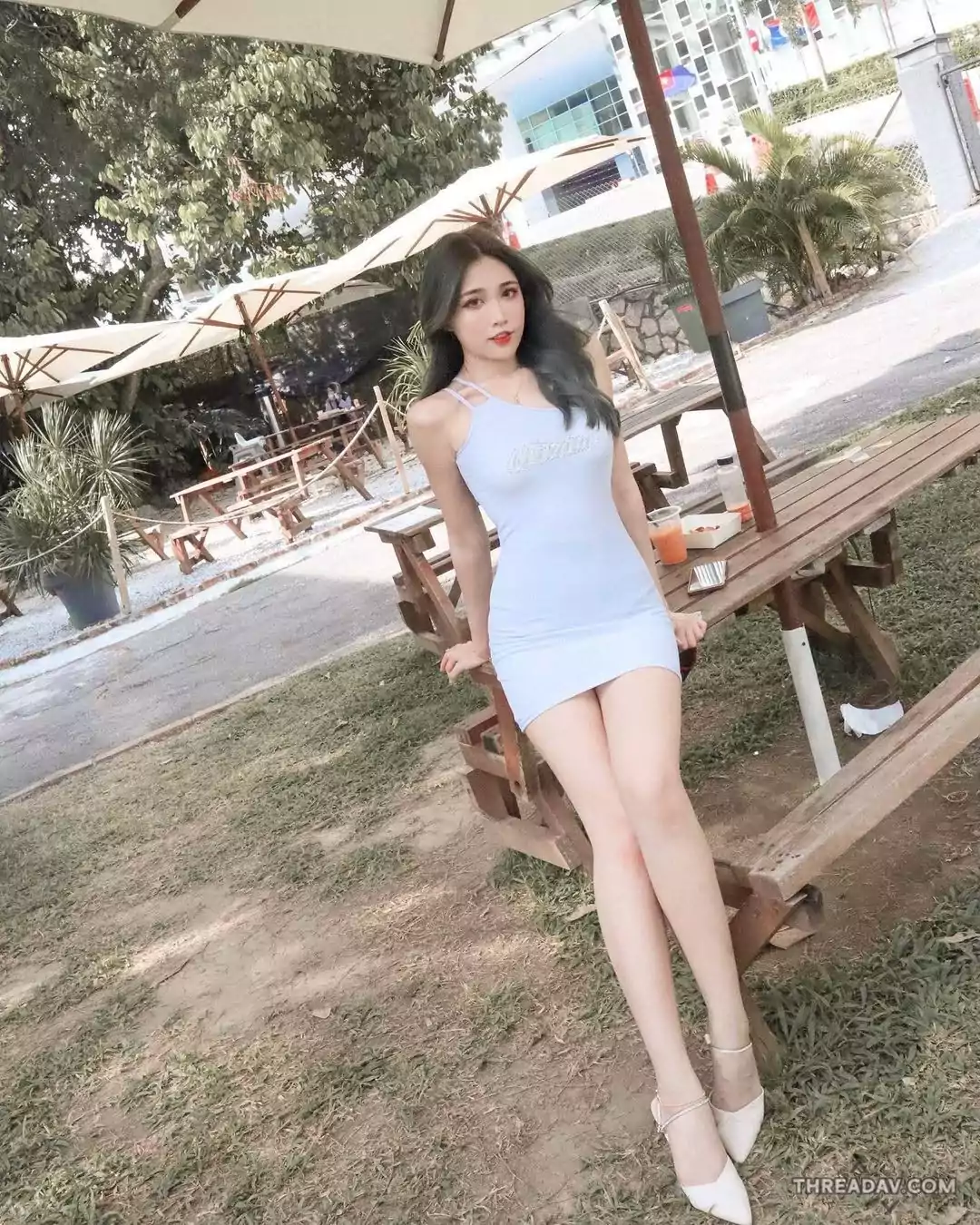 藍色洋裝大長腿高跟鞋完美氣質穿搭