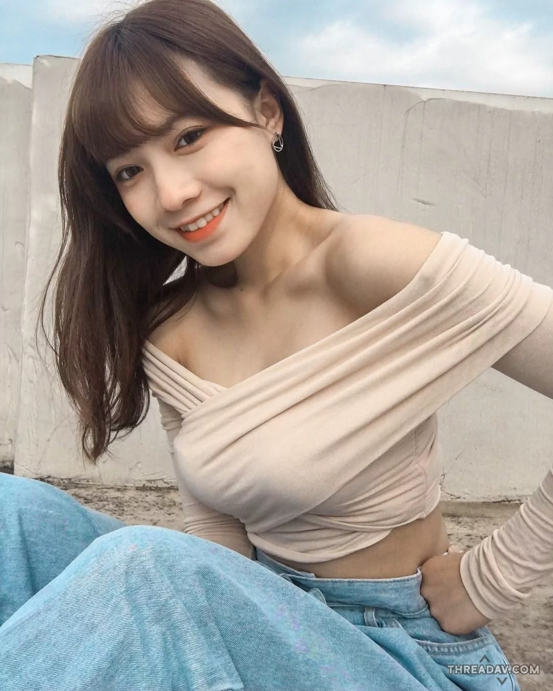 笑容甜美的虎牙美女還有藏不住的好身材真是令人目不轉睛