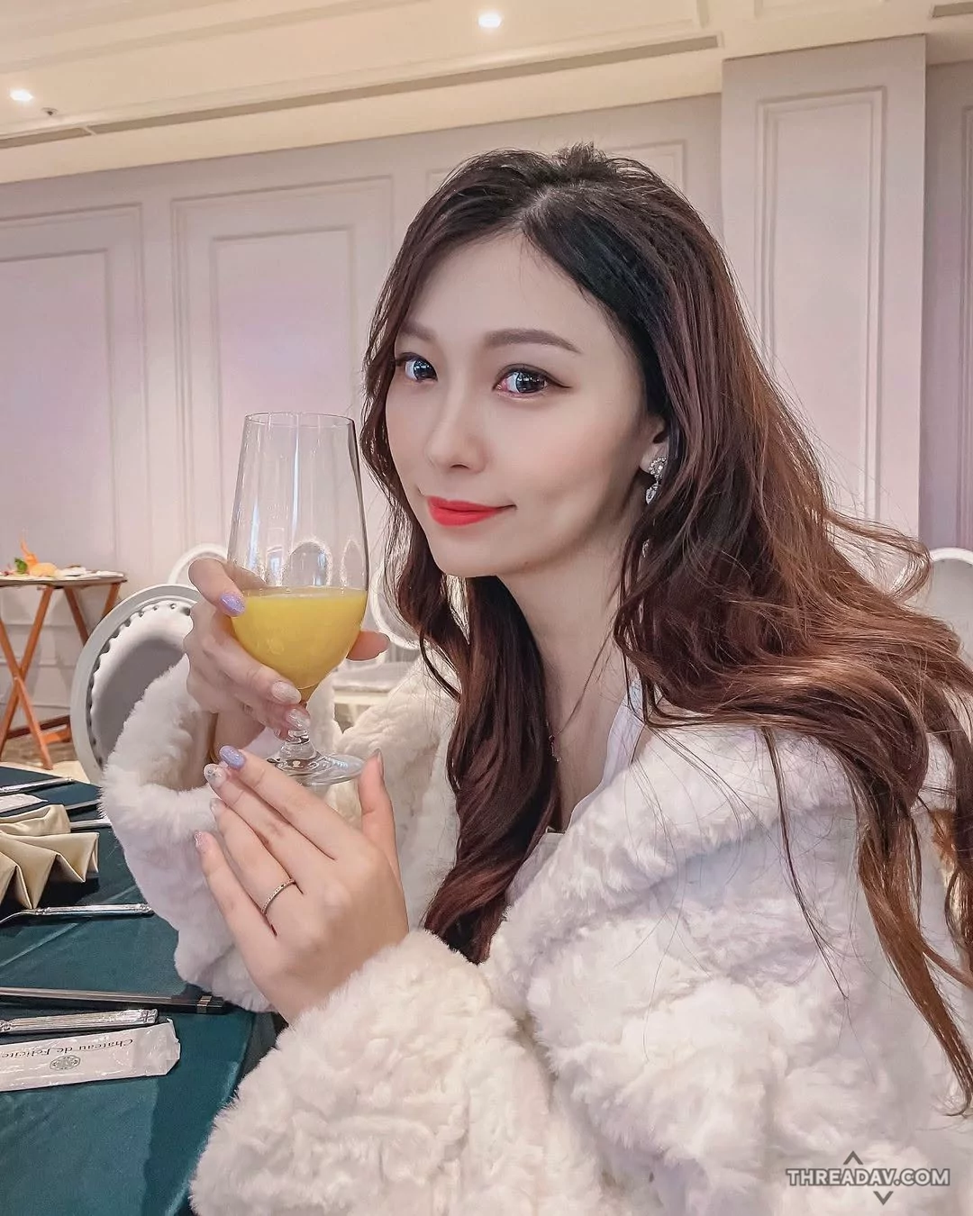 輕熟女的風味相比起年輕妹妹更有一層底蘊在，多了一層知性美