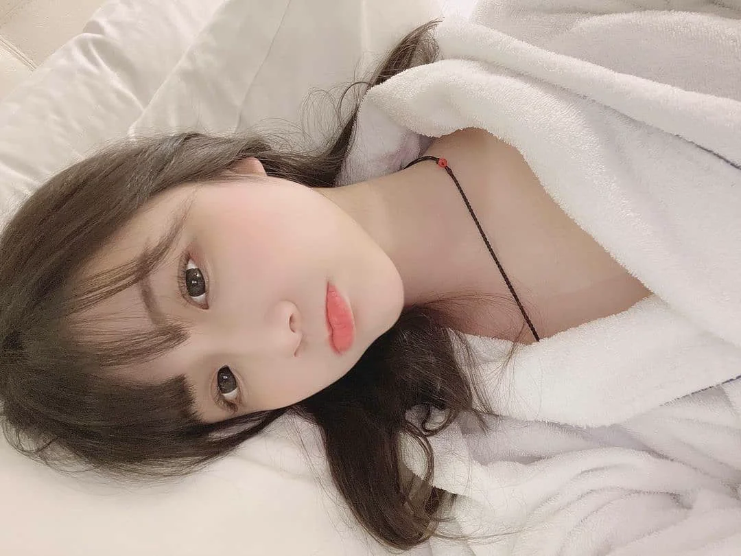 嘟嘴的美女真令人沒抵抗力真的好可愛