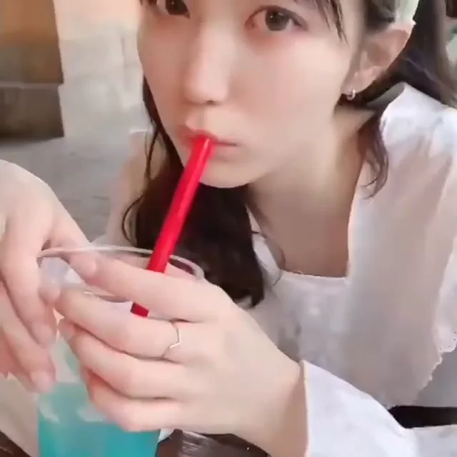 連思考的模樣都這麼可愛，這嘴巴肉可愛滿分