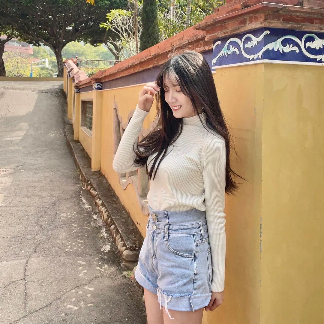讓人睜不開眼的不是陽光而是眼前的美女