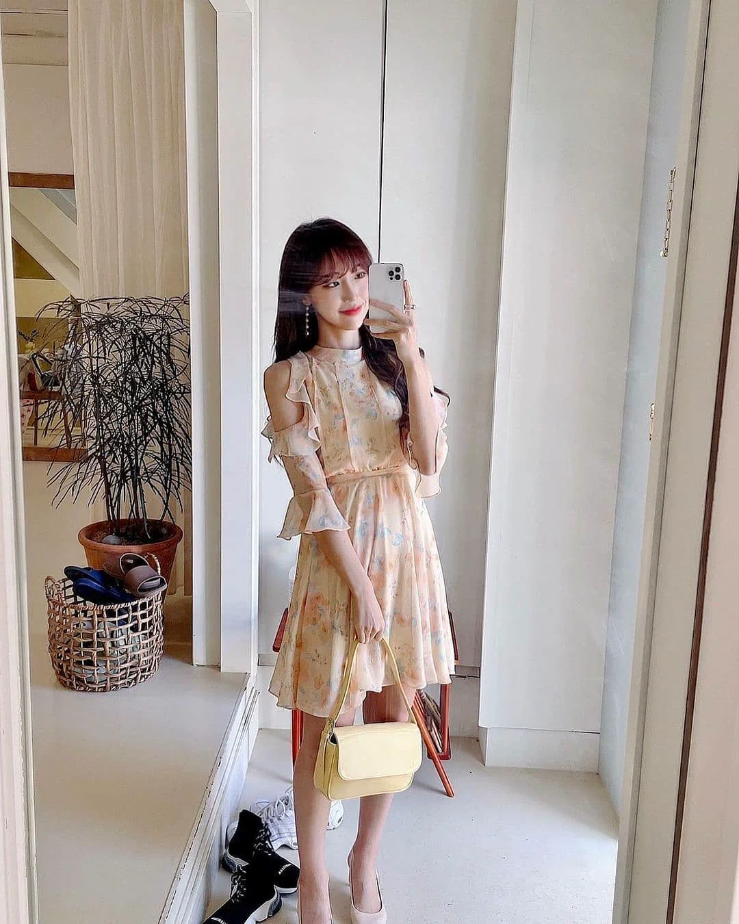 露肩洋裝公主微笑最可愛