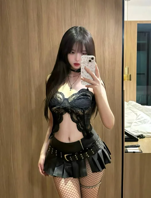 胸前兩顆都把衣服撐大了，奶子的誘惑誰受得了