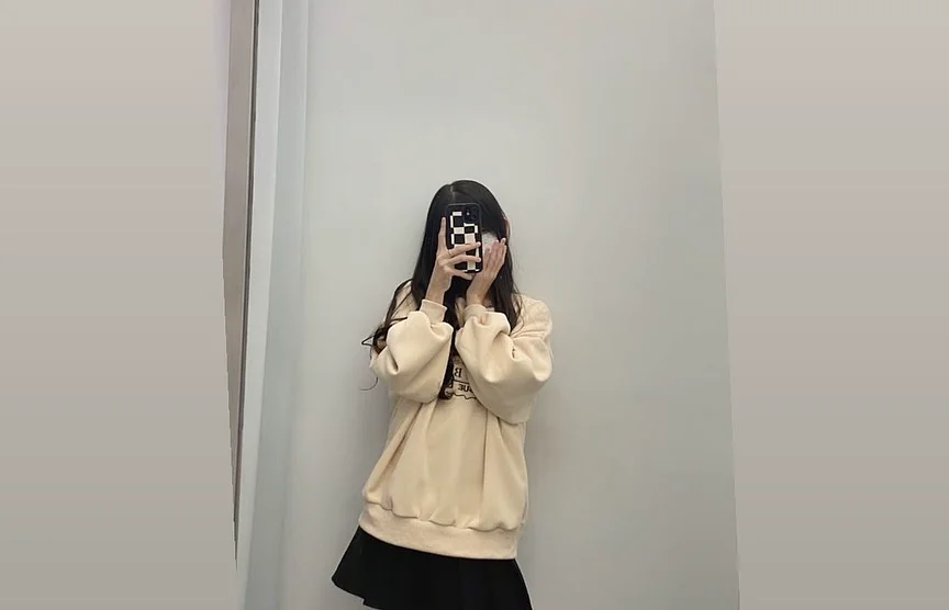 1️⃣簡單介紹一下自己/星座：小綾/摩羯座 2️⃣興趣：畫畫 3️⃣就讀學校：台南應用科技大學 4️⃣理想型特徵：幽默陽光 5️⃣我的ig帳號： @lin_95.12.26