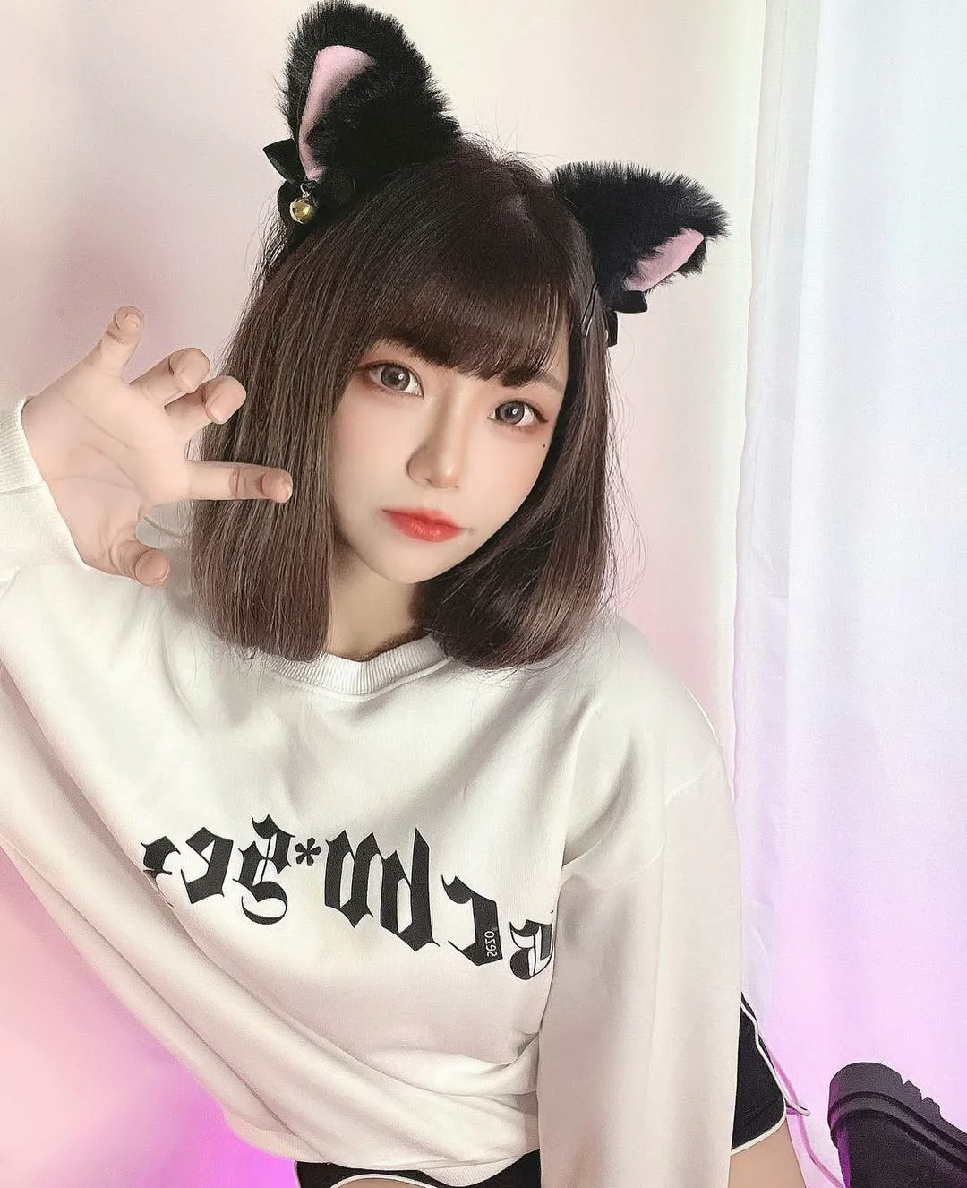1️⃣簡單介紹自己/星座：臻兒兒🐈/水瓶座 2️⃣興趣：拍照唱歌健身運動  4️⃣理想型特徵：真心暖 體貼 只為妳著想 5️⃣我的ig帳號：@chen_01_24 @mirabet.124