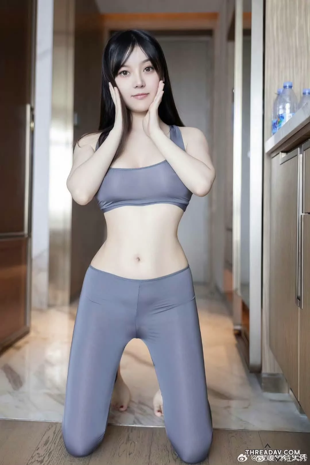 在家練習瑜珈，練習前先穿上瑜珈服暖身下