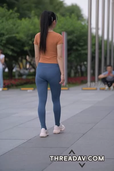 早晨穿著瑜珈褲到公園做早操