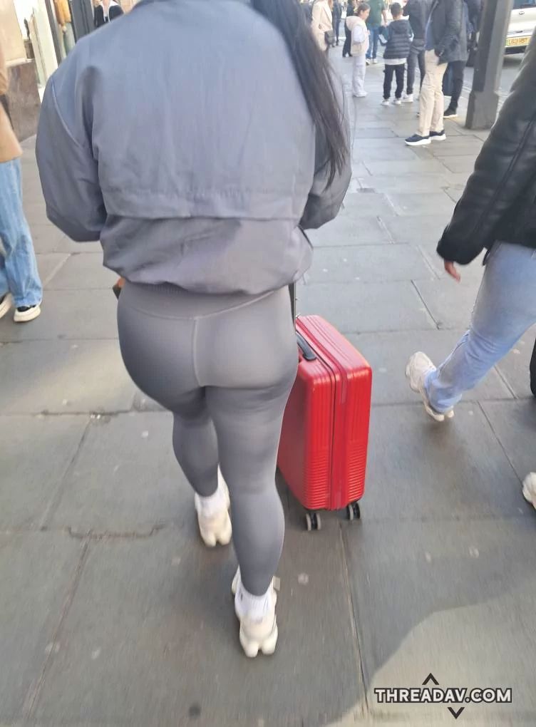 瑜珈褲的魅力在於能夠凸顯線條且又輕鬆舒服，拉著行李邊伸展