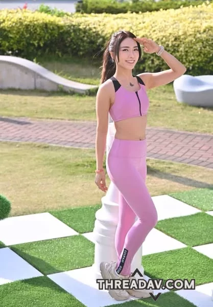 穿上瑜珈褲秒變成運動風少女，出門遊玩好輕鬆