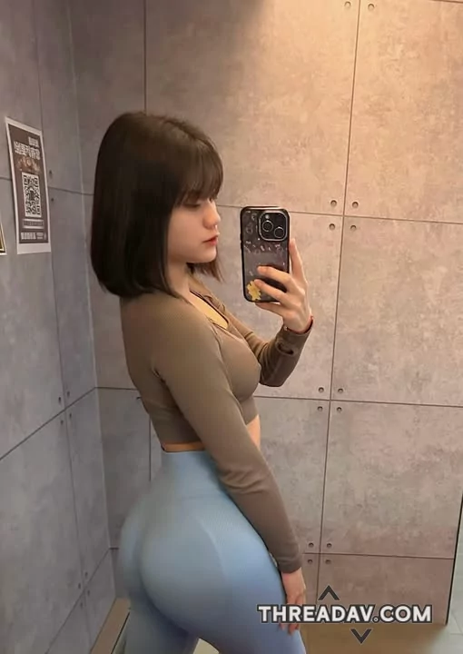 超誘人身材，穿上瑜珈褲整個臀部完美，重點乳頭還露出