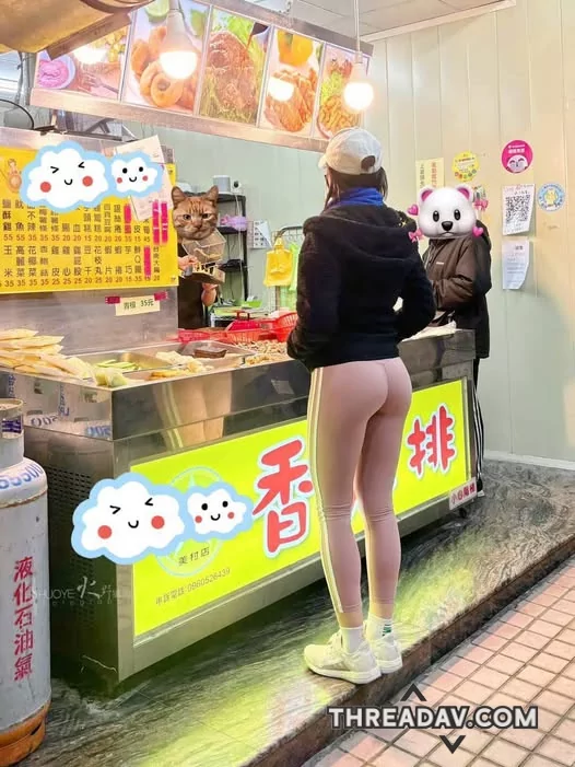 捕捉偷拍路上買雞排穿瑜珈褲的美女，曲線比例好，臀部有彈性