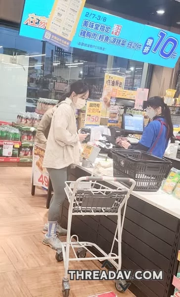 到超市穿機能型瑜珈褲的美女，偷拍系列