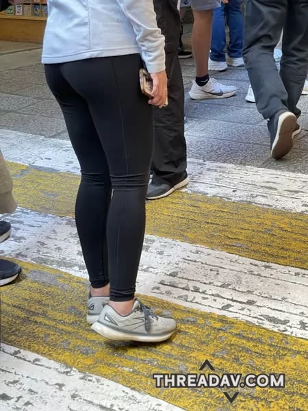 人群中一女穿瑜珈褲在大街上逛著，其實看似很緊但是穿起來是很舒服的