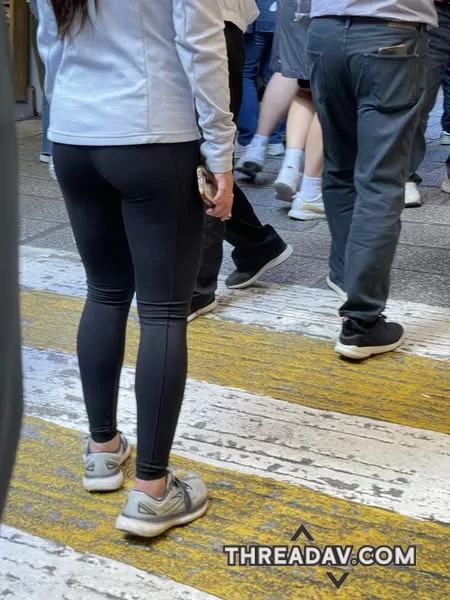 人群中一女穿瑜珈褲在大街上逛著，其實看似很緊但是穿起來是很舒服的