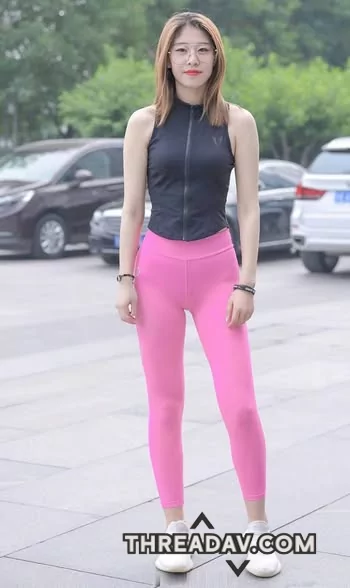 有穿瑜珈褲比例看起來很剛好，這腿真的是練出來的嗎