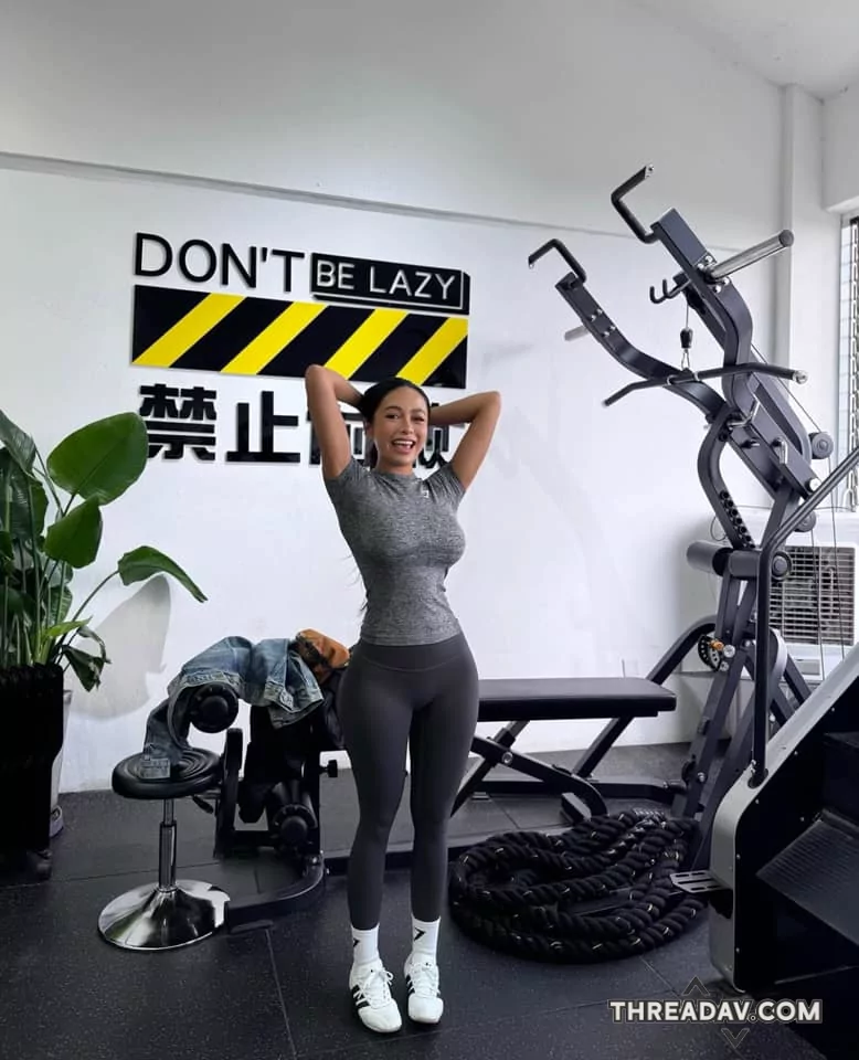 這身材應該是天生的吧，還是練出來的，如果是天生的太犯規了，上面豐滿下面線條又好